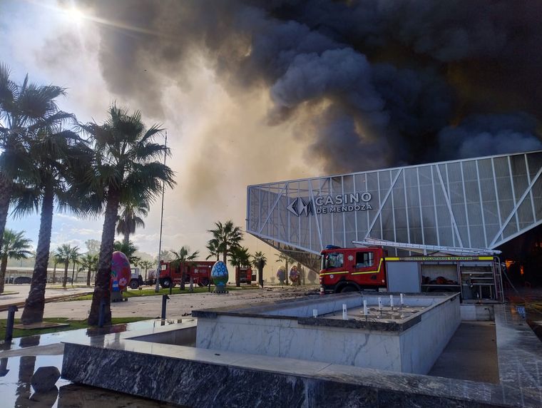 Bomberos de varios departamentos trabajaron en el lugar para controlar el incendio que afectó al casino y locales cercanos. Bomberos de varios departamentos trabajaron en el lugar para controlar el incendio que afectó al casino y locales cercanos.