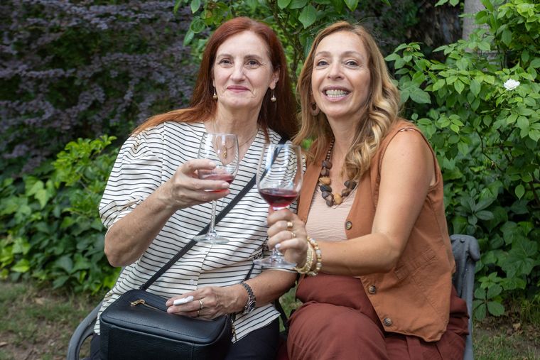 Teresa D'Agosto y Roxi Badaloni, captadas por la cámara de Sociales. Teresa D'Agosto y Roxi Badaloni, captadas por la cámara de Sociales.