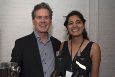 Padre e hija celebran la salida del primer vino bajo supervisión de Agustina Hobbs. El consultor mundial comienza a legar sus talentos.