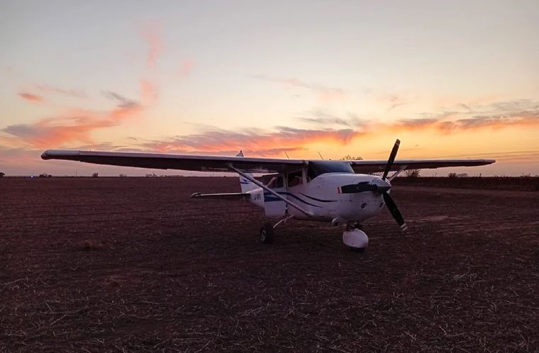La aeronave fue incautada, al igual que bidones de nafta y más de 30 mil dólares, entre otros objetos de interés La aeronave fue incautada, al igual que bidones de nafta y más de 30 mil dólares, entre otros objetos de interés