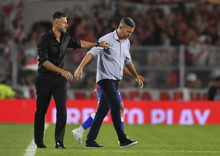 Martín Demichelis saluda a Diego Flores. Foto: Telam