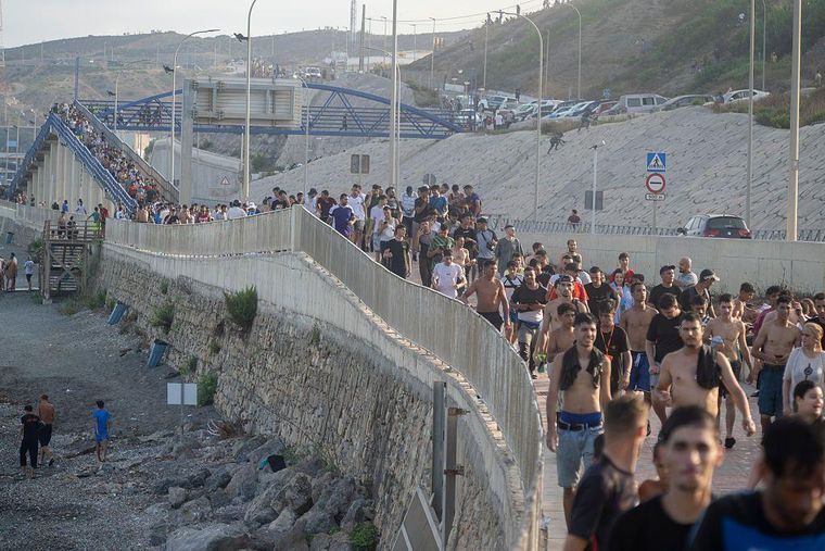 Miles de personas cruzaron de Marrruecos hasta España a través de Ceuta
