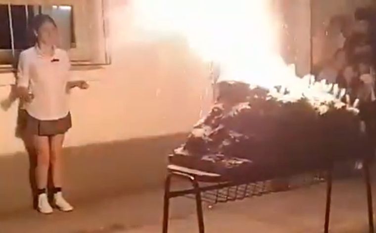 Momentos antes de la explosión del volcán artificial en la escuela de Pergamino.