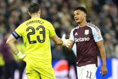 El Dibu, Ollie Watkins y la decepción en Birmingham. Foto: EFE