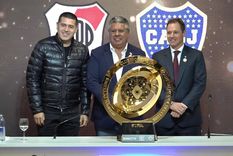 Riquelme, Brito y Tapia destacaron el valor mundial del Superclásico junto al trofeo del Mundial de Clubes. Foto: Prensa Liga Profesional @LigaAFA