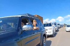 Valentini mira el auto roto. Foto: Gentileza Correo del Sur Valentini mira el auto roto. Foto: Gentileza Correo del Sur