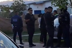 La presencia policial en el lugar tras el linchamiento y la muerte del sospechoso del intento de robo Foto: Gentileza Nueva Rioja La presencia policial en el lugar tras el linchamiento y la muerte del sospechoso del intento de robo Foto: Gentileza Nueva Rioja