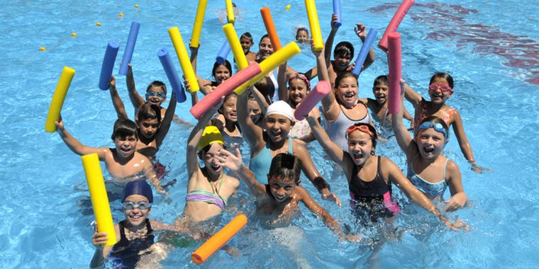En el Club Deportivo Argentino, este grupo de chicos levanta cada uno su flotador para darle un colorido de verano a la foto. Foto: Agustín Mauricio/Mediamza.com