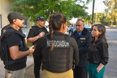 La negociadora y su equipo en la escuela de La Paz.