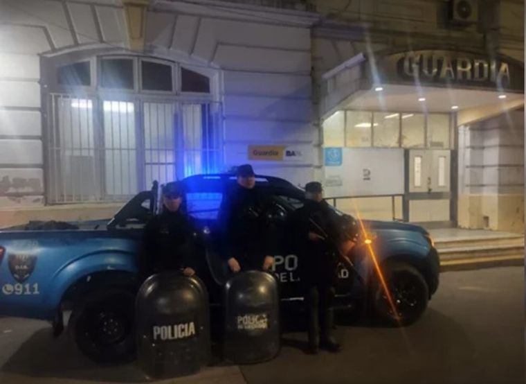 Fuentes policiales informaron que hay un cuarto sujeto que se escapó pero era inminente su detención Foto: NA