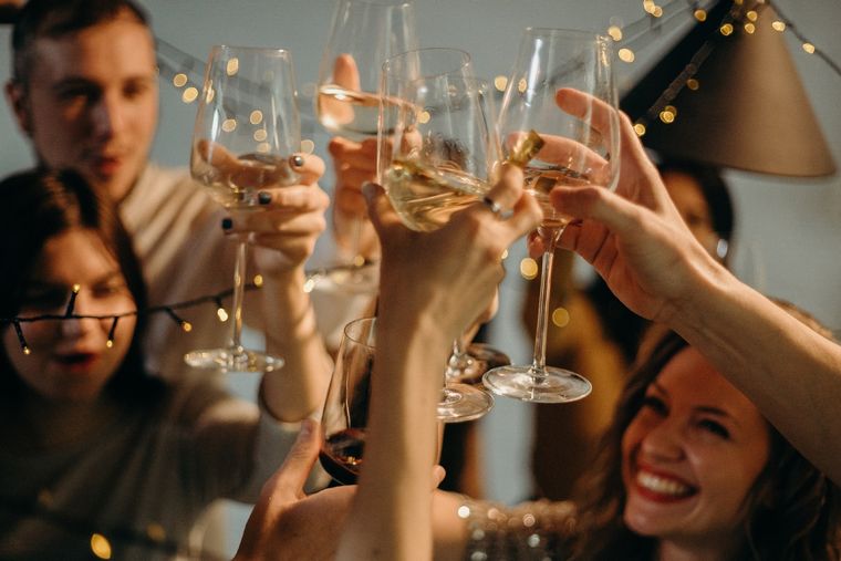 El vino para estas Fiestas de Fin de Año se puede llegar a conseguir con descuentos de hasta 40%. Foto: Foto de cottonbro en Pexels