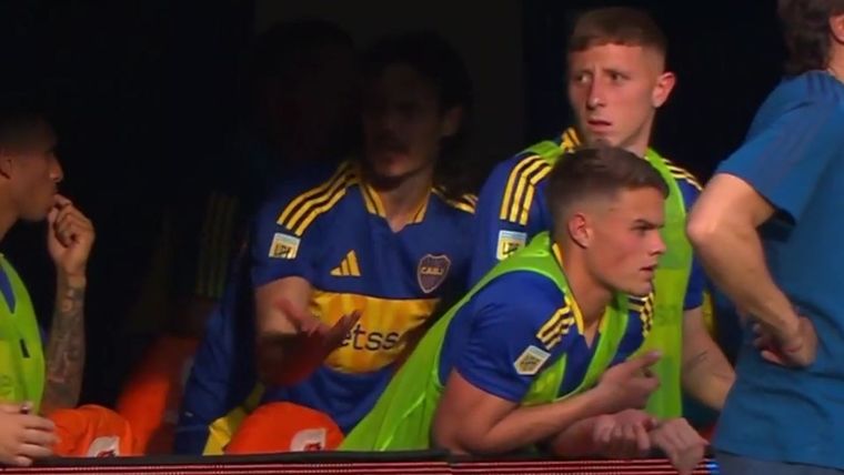 A Cavani no le gustó salir del Superclásico. Foto: Captura video