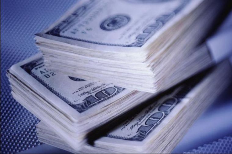 El dólar oficial volvió a registrar una suba y cerró a $1.240 para la compra y $1.290 para la venta en la pizarra del Banco Nación.