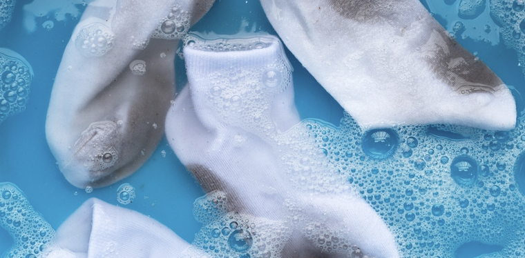 El secreto consiste en dejarlas en remojo con esta mezcla antes de la lavadora Foto: Shutterstock