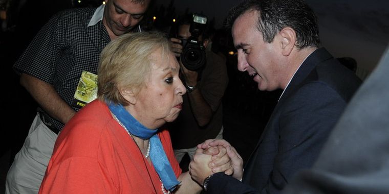 El gobernador de la provincia saludó con afecto a Milka Durand. Foto: Pachy Reynoso/MDZ