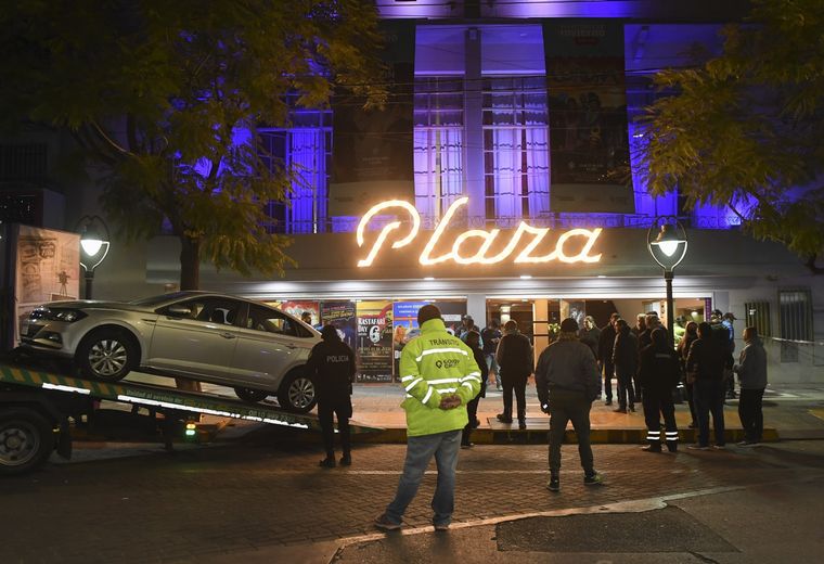Así retiraban el vehículo del Teatro Plaza Foto: Telam
