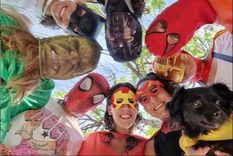 En cada una de sus sesiones de quimioterapia, sus amigas la alentaban Foto: Captura de video