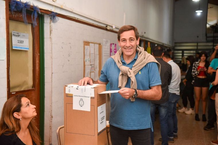 Garro emitiendo su voto en las elecciones. Foto: Twitter Julio Garro