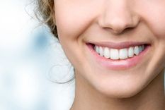 blanqueador dental Es posible hacer un blanqueador dental casero. Foto: clinicacastelo.com