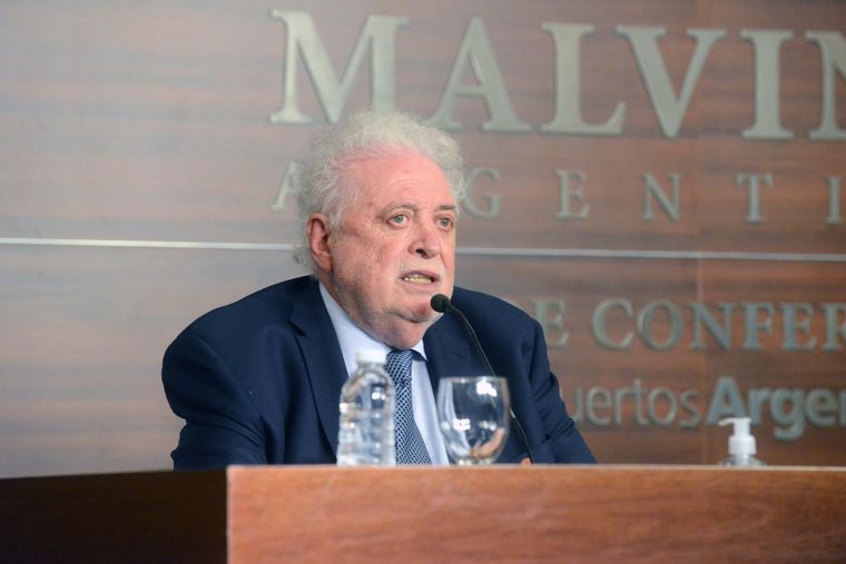 Ginés dio una conferencia junto a Cafiero tras la llegada de la vacuna