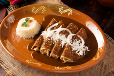 En algunas regiones de México, esta receta se prepara sin relleno, dejando que el mole sea el protagonista absoluto del platillo.