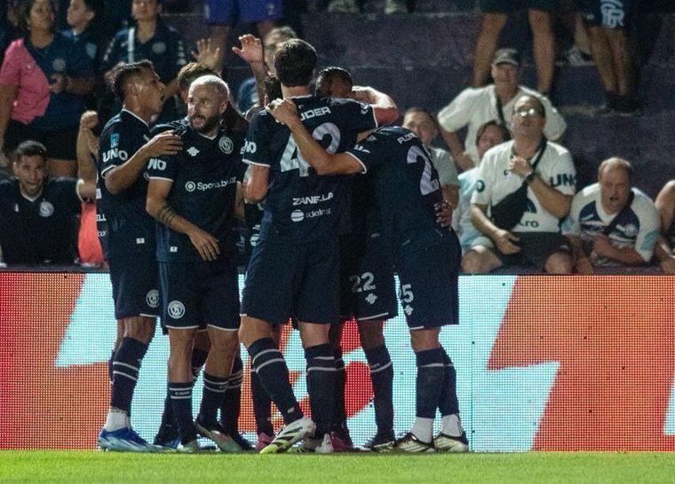 La Lepra festeja el gol de Sartori ante Sarmiento en el Gargantini. La Lepra festeja el gol de Sartori ante Sarmiento en el Gargantini.