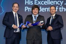 El presidente del Premio Génesis, Stan Polovets, y el presidente israelí, Isaac Herzog, le entregaron a Javier Milei el Premio Nobel Judío.&nbsp;