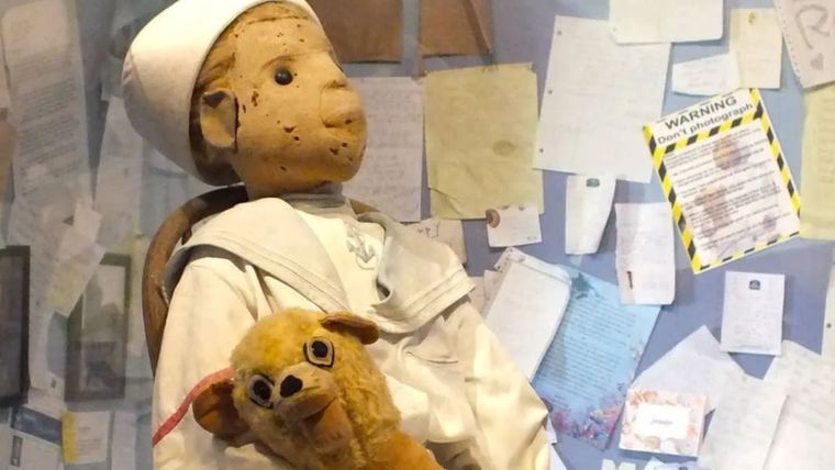 Uno de los muñecos endemoniados. Uno de los muñecos endemoniados.