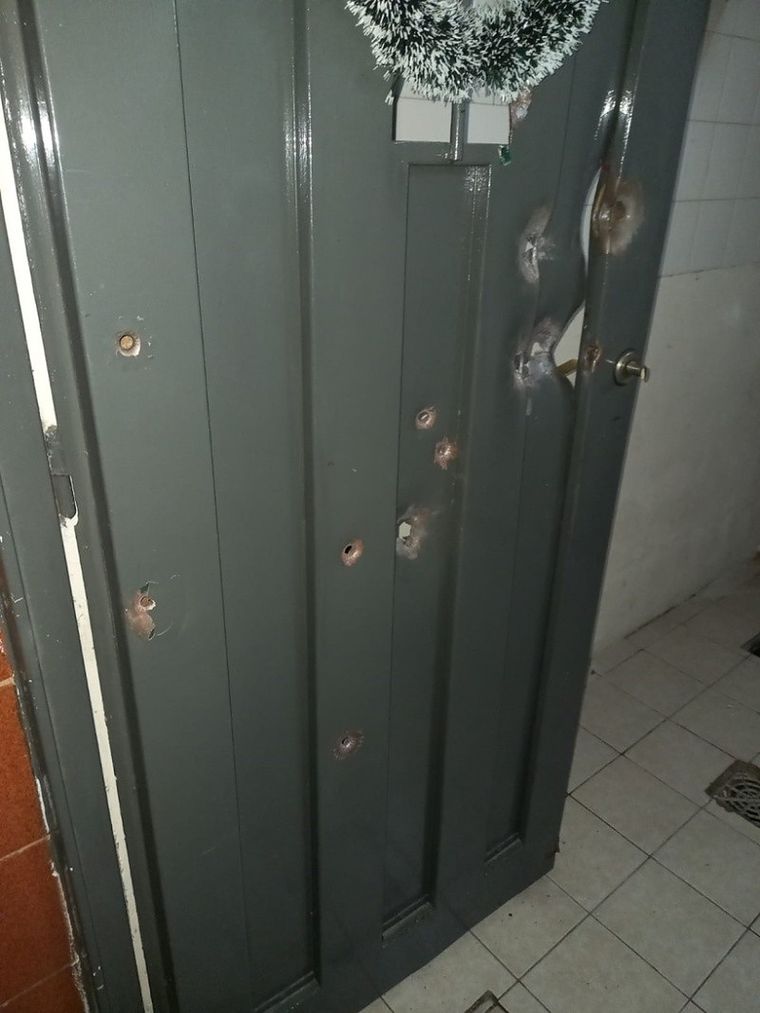 Así quedó la puerta del ingreso de una casa, luego de que cuatro hombres intentaran ingresar