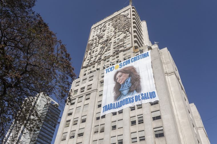 La bandera en apoyo a Cristina Kirchner que apareció en el edificio donde funcionan los ministerios de Desarrollo Social y Salud.