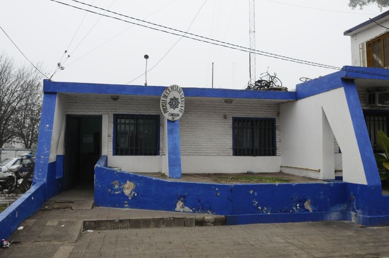 La mujer estaba aprehendida en la comisaría y el policía la amenazó hasta sacarle los datos de la cuenta bancaria