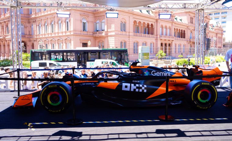 La réplica del auto con el que Lando Norris ganó la F1, de visita en Buenos Aires.