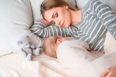 El dormir cerca de nuestros cuidadores ha sido uno de los mecanismos de supervivencia más útiles. Foto: Freepik.