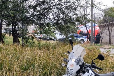 Un auto rojo apareció en barrio Ampliación Ferreyra y realizan un allanamiento en un descampado para buscar rastros de Agostina Vega- Un auto rojo apareció en barrio Ampliación Ferreyra y realizan un allanamiento en un descampado para buscar rastros de Agostina Vega-