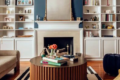 MDZol | Calidez, comodidad, bienvenida, nostalgia: todas son asociaciones positivas que hacemos con una chimenea original en el corazón del hogar. Foto: Pablo Enriquez for Maison Vilucchi