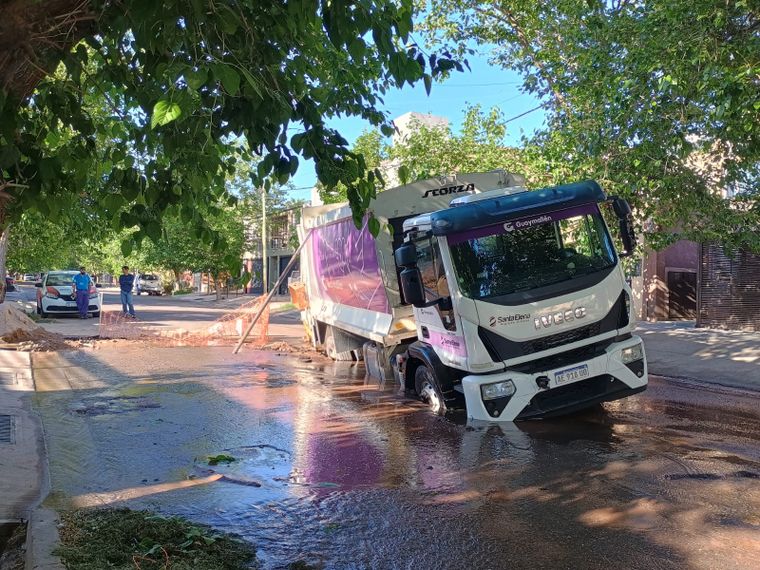 Un camión cayó en un pozo provocado por una pérdida que llevaba días sin reparación.