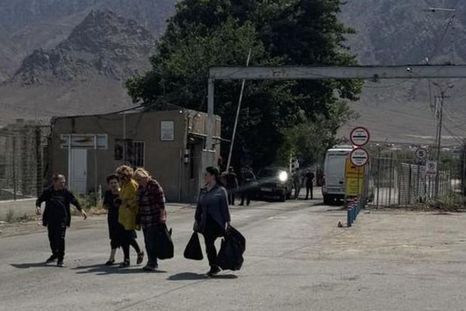 Un flujo constante de iraníes ha cruzado la frontera a pie en los últimos días. Un flujo constante de iraníes ha cruzado la frontera a pie en los últimos días.