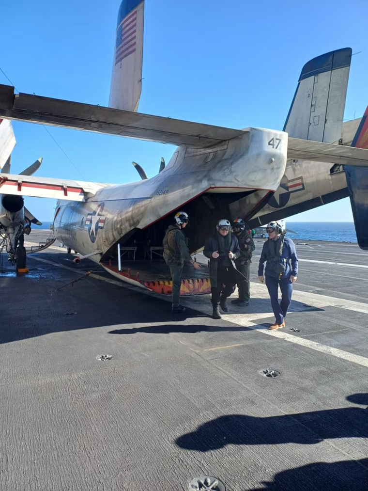 El Presidente de la Nación el Portaaviones USS Nimitz. El Presidente de la Nación el Portaaviones USS Nimitz.