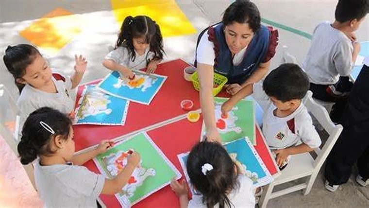 Los niños aprenden y repiten comportamientos, por lo que es ideal para crear rutinas sostenibles como reciclar, ahorrar agua y cuidar la naturaleza.