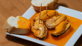 En España, esta receta se volvió popular en las conservas gallegas, especialmente en la región de las Rías Baixas, famosa por sus mejillones de alta calidad.