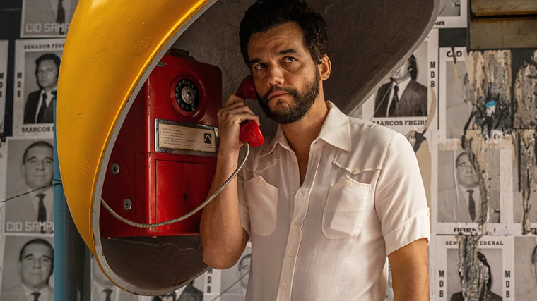 En O Agente Secreto ("El agente secreto"), Wagner Moura interpreta a Marcelo, un profesor viudo que intenta huir de Brasil con su hijo durante la dictadura militar.