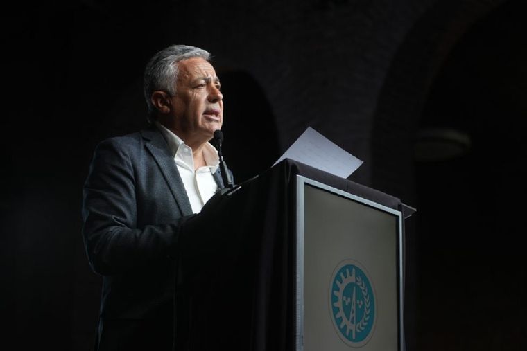 Cornejo expuso ante empresarios, cámaras sectoriales y autoridades provinciales en la cena anual de la FEM.