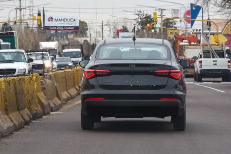 Cada vez son más los autos que circulan sin patente por la falta de chapa. Cada vez son más los autos que circulan sin patente por la falta de chapa.