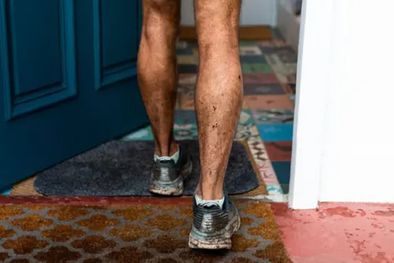 MDZol | Cuando entras a la casa con calzado, no es solo la suciedad visible la que traes con ellos. Foto: GETTY IMAGES