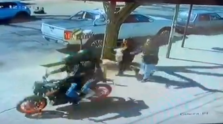 El momento en el que le roban a una chica el celular Foto: Captura de video.