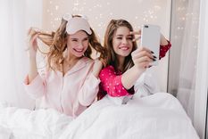 Las mujeres eligen realizar pijamada y contratar servicios de catering, astrólogas y hasta realizar talleres de pinturas para celebrar una fecha especial.