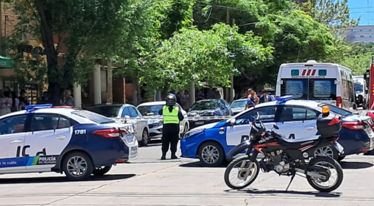 La fuerte explosión causó graves daños en pisos inferiores y superiores.