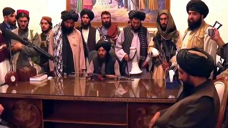 Los talibanes en el palacion presidencial de Afganistán. Foto: ElPeriódico.
