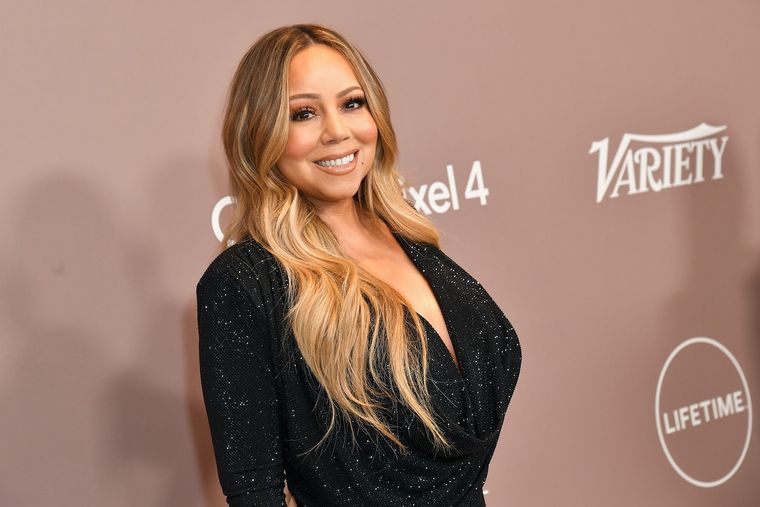 Mariah Carey presumió un impresionante vestido dorado de la firma de lujo Dolce & Gabbana. Foto: Quién -  https://cdn-3.expansion.mx/6a/8e/a36cbd47453c87d2c8f4d737b1db/shutterstock-editorial-10440153an.jpg