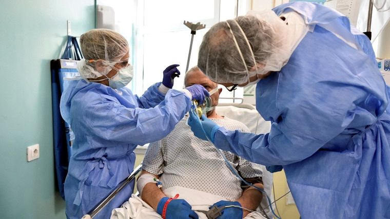 El personal médico trata a un paciente en un hospital en Milán, Italia, 7 de abril de 2020.